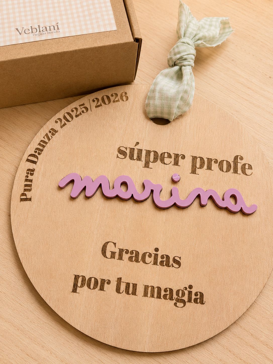 Pack regalo Súper Profe con placa de madera personalizada y colgador con inicial, detalle perfecto para fin de curso - Veblani
