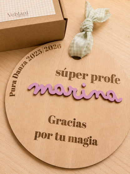 Pack regalo Súper Profe con placa de madera personalizada y colgador con inicial, detalle perfecto para fin de curso - Veblani
