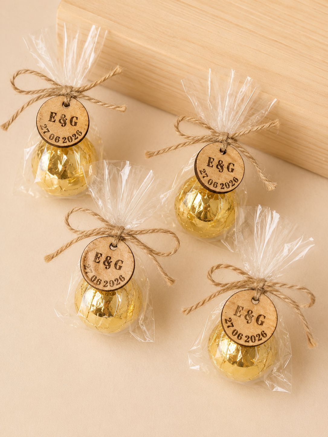 Bálsamo labial con etiqueta de madera personalizada, detalle original y elegante para bodas, bautizos y eventos - Veblani

