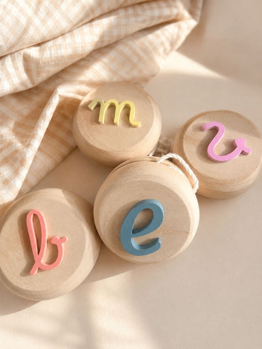 Yoyó de madera personalizado con inicial en color pastel, detalle original para bautizos y comuniones - Veblani

