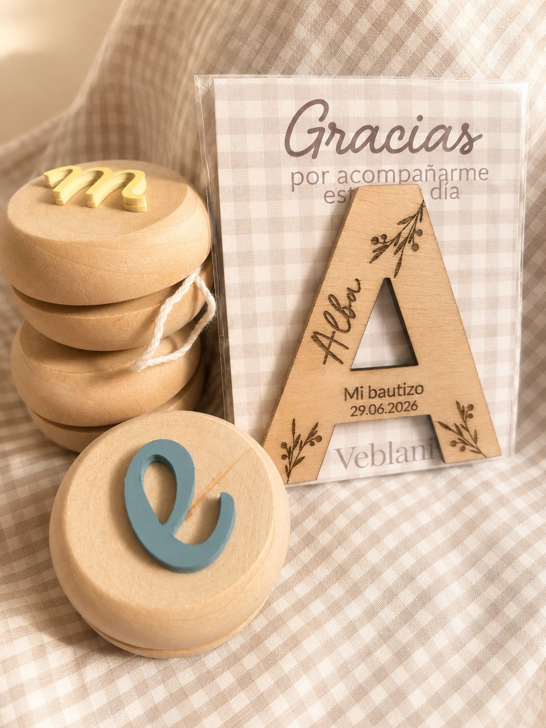 Yoyó de madera personalizado con inicial en color pastel, detalle original para bautizos y comuniones - Veblani
