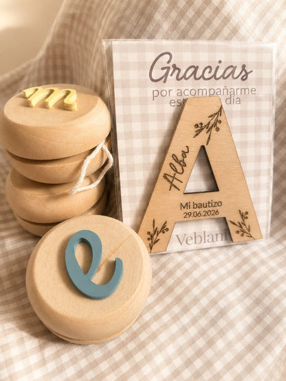 Yoyó de madera personalizado con inicial en color pastel, detalle original para bautizos y comuniones - Veblani
