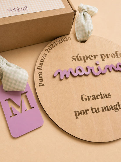 Pack regalo Súper Profe con placa de madera personalizada y colgador con inicial, detalle perfecto para fin de curso - Veblani
